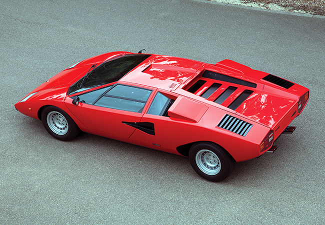 カウンタックはスーパースポーツの象徴的存在として君臨。1982年にはLP500S、1984年には5000クワトロバルボーレ(5.2リッター/455hp)に発展する。カウンタックは1990年まで生産された