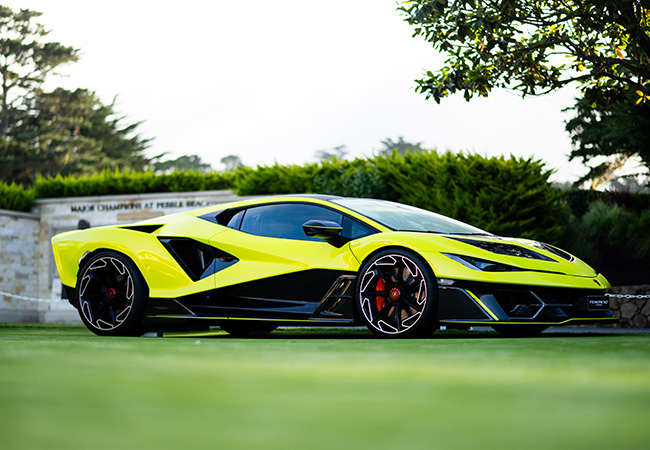ランボルギーニ・フェノメノはランボルギーニ・チェントロスティーレ(デザインセンター)の創設20周年を記念したメモリアルモデルであると同時に、近未来のランボルギーニ像を先取りした「公道を走るプロトタイプ」。生産台数は世界29台限定