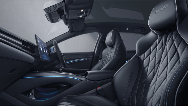 ▲インテリアカラーはタウマスブラック。従来と同様に15.6インチタッチスクリーン(電動回転式)や本革シート(ナッパレザー)、Dynaudio Hi-Fiオーディオスピーカー(12個・最大775W)などのアイテムを全車に標準装備する。日本導入モデルのハンドル位置は右