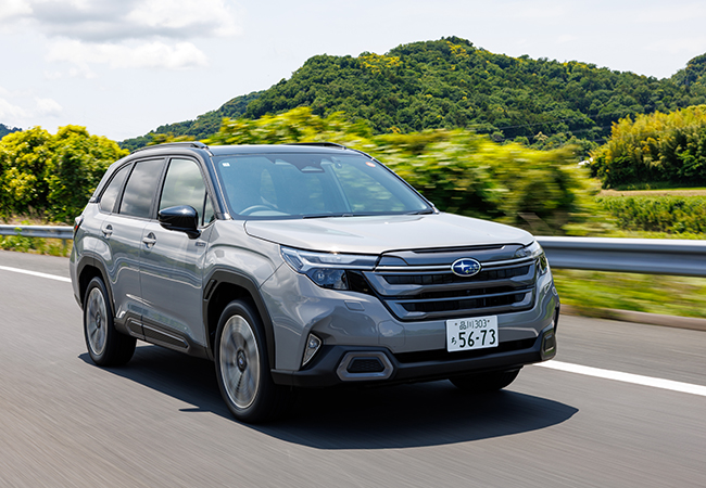 SUBARUフォレスター・プレミアム S:HEV EX/価格:7CVT 459万8000円。燃費性能に優れた快適な走りを提供するストロングハイブリッド(S:HEV)はリミテッドとX-BREAKの2グレード構成。価格は420万2000〜459万8000円。プレミアムは19インチアルミ/パワーテールゲート/ワイヤレス充電器などを標準装備した最上級グレード。EXは渋滞時ハンズオフが可能な先進安全装備アイサイトX標準