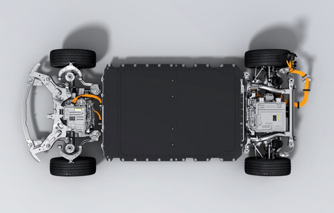 ▲パワートレインは基本的に従来を踏襲。AWDモデルは最高出力230kW/最大トルク360Nmを発生する永久磁石同期リアモーターおよびバッテリーマネジメントシステムなどを含む「8in1パワーシステムアッセンブリー」と、最高出力160kW/最大トルク310Nmを発生するかご形三相誘導フロントモーター、総電力量82.56kWhのリン酸鉄リチウムイオンバッテリー、高効率ヒートポンプシステムを搭載