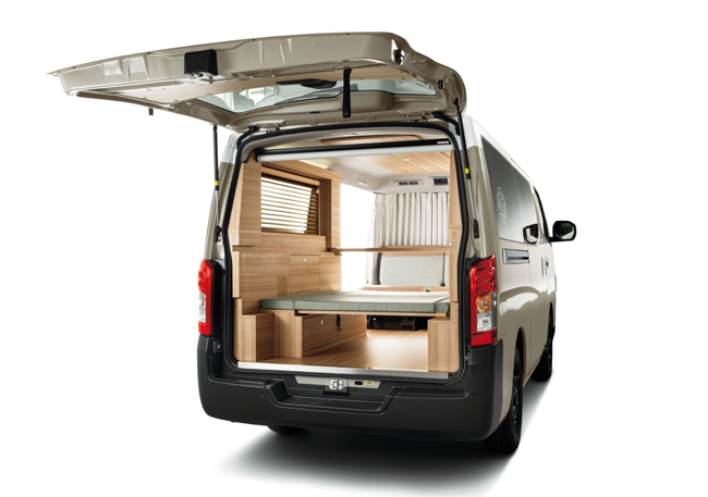 ▲日産キャラバンGRANDプレミアムGX MYROOM(QR20DEガソリンエンジン搭載車、2WD) 価格:640万3100円 全長4695×全幅1695×全高1990mm ホイールベース2555mm 車重1930kg(架装オプションのMYROOM跳ね上げベッド選択時は25kg増) 乗車定員5名