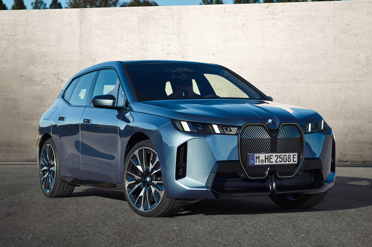 内外装デザインのさらなる洗練を図った電気自動車SUVのBMW iXが日本上陸
