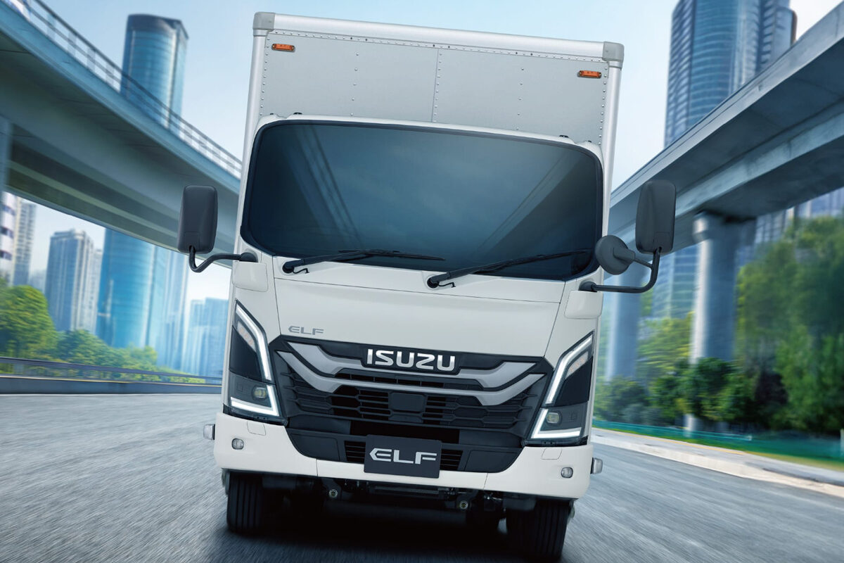 国産小型トラックの最量販車「いすゞ・エルフ」の2WDモデルが先進安全装置の検知性能の向上および機能の拡充を実施