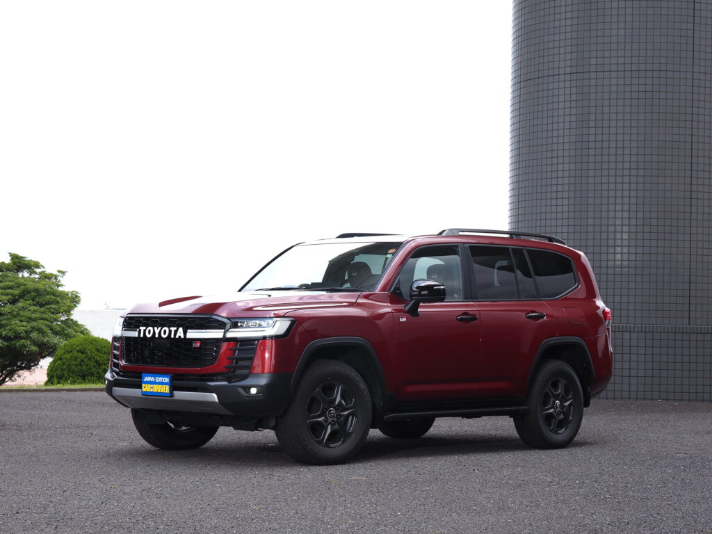 ランドクルーザーGRスポーツ（ガソリン）／価格：10SAT　783万6400円。GRスポーツは適度に引き締まった走りが魅力。外観もスポーティ。ディーゼル（813万6700円）も用意する。4965×1990×1925mm