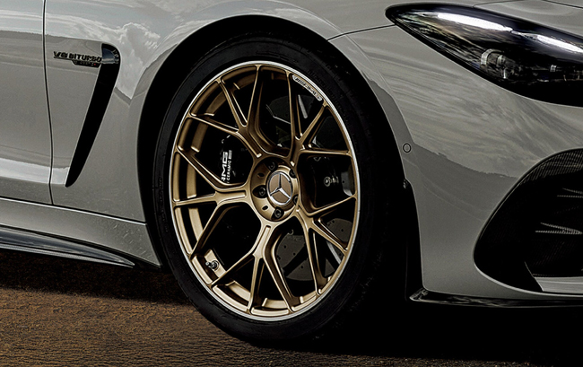 ▲足もとには21インチ鍛造AMGアルミホイール(RWJ)+前295/30/後305/30R21タイヤを標準装備。写真はオプション設定のゴールド調塗装MANUFAKTUR 21インチ鍛造AMGアルミホイール(RWM)