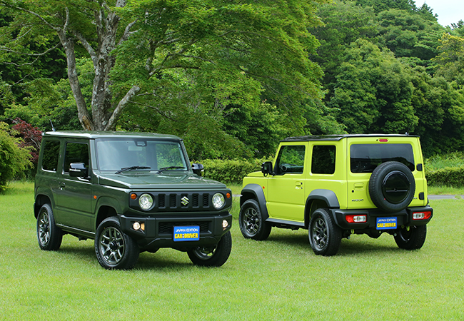 ジムニー・シリーズは軽量&コンパクト設計を武器に圧倒的な走破性を実現。劣悪な条件になるほどタフさが光る。現行型は「プロの道具」をテーマに開発され、造形からメカニズムまですべてに意味がある逸材。2025年10月にジムニーとジムニー・シエラは商品改良を実施。安全機能が充実した