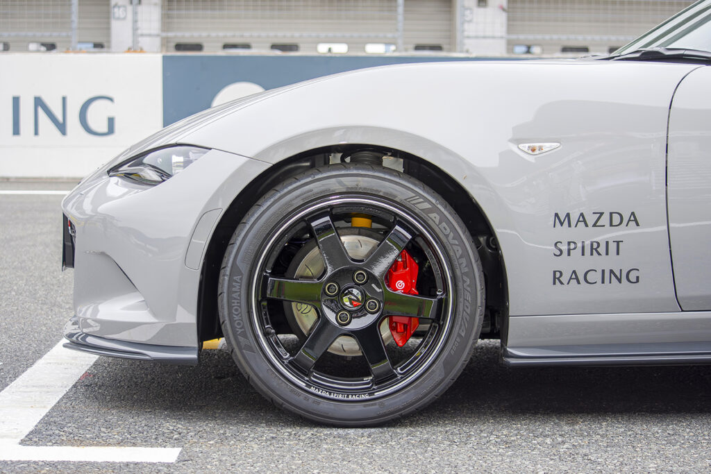 MAZDA SPIRIT RACING ROADSTER 12R 足回り ホイール外周には「MAZDA SPIRIT RACING」のロゴをあしらいリム部に削り出しデザインがある