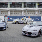 MAZDA SPIRIT RACING ROADSTER(左)と、主査 齋藤茂樹氏(左)、12号車(中)と、ドライバー 川田浩史氏(中)、MAZDA SPIRIT RACING ROADSTER 12R(右)と、MSR代表 前田育男氏(右)