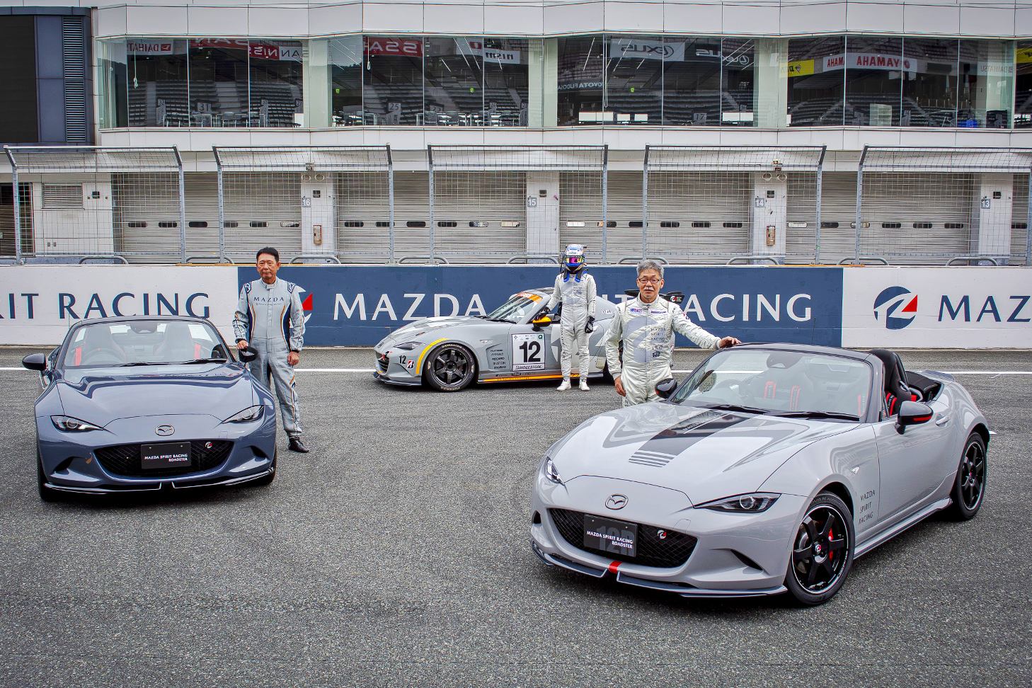 MAZDA SPIRIT RACING ROADSTER(左)と、主査 齋藤茂樹氏(左)、12号車(中)と、ドライバー 川田浩史氏(中)、MAZDA SPIRIT RACING ROADSTER 12R(右)と、MSR代表 前田育男氏(右)