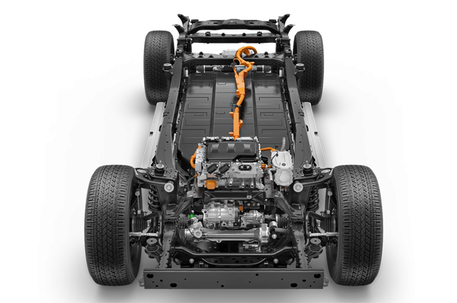 ▲BEVモデルはフロントアクスルに最高出力82.2kW/最大トルク205.5Nmを発生する電動モーター、リアアクスルに最高出力129.3kW/最大トルク268.6Nmを発生する電動モーターを配して4輪を駆動。駆動用バッテリーには総電力量59.2kWhを確保したリチウムイオン電池を組み合わせる
