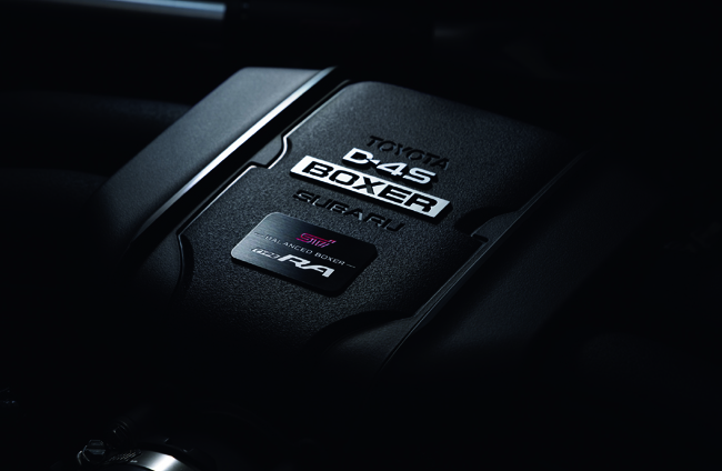 ▲スーパー耐久シリーズ参戦車両「Team SDA Engineering BRZ CNF Concept」と同様の高精度にバランス取りしたFA24型2387cc水平対向4気筒DOHC筒内直接+ポート燃料噴射D-4Sエンジンを搭載。エンジンカバーにはSTI&TYPE RAロゴ入り専用プレートを配備