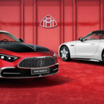 ▲メルセデス・マイバッハSL 680 モノグラムシリーズ　価格：3650万円　全長4695×全幅1915×全高1365mm　ホイールベース2700mm　車重2000kg　WLTCモード燃費7.1km/リットル　乗車定員2名　デザインコンセプトとして外装色にMANUFAKTURガーネットレッドを纏った「レッドアンビエンス」（写真・左）と、MANUFAKTURオパリスホワイトマグノを纏った「ホワイトアンビエンス」（同・右）という2つのキュレーションを設定