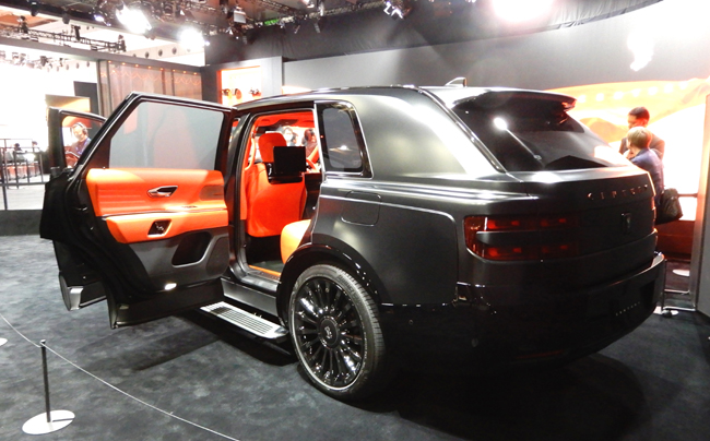 ▲SUVモデルではビスポークモデルの「センチュリー テーラーメイド」を展示。ボディカラーにマットブラックを纏ったうえで、フロントグリルやモール、アルミホイールなどをブラックで加飾。インテリアは緋色を基調とした専用カラーでコーディネートする