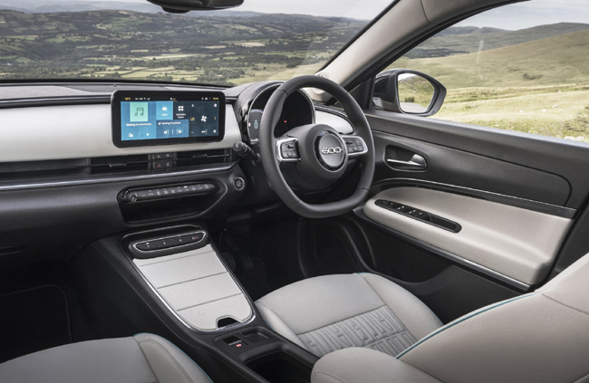 ▲インテリアはアイボリーの内装色を基調に7インチフルカラーTFTマルチファンクションディスプレイや10.25インチタッチパネルモニター付Uconnect、ナビゲーションシステムを装備。日本導入モデルのハンドル位置は右