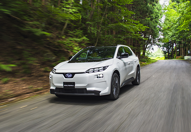SUBARUソルテラET-HS(AWD)。ソルテラはトヨタと共同開発したBEV、トヨタbZ4XとBROS車の関係になる。改良版は「Upscale practical BEV=格上の実用性を備えたBEV」をコンセプトに開発