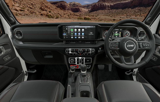 ▲インテリアカラーはブラックで、ヒーテッドステアリングホイール(テクノレザーステアリングホイール)やフルカラー7インチマルチビューディスプレイ、12.3インチタッチパネルモニター付オーディオナビゲーションシステム(Uconnect)などを標準で装備。日本導入モデルのハンドル位置は右