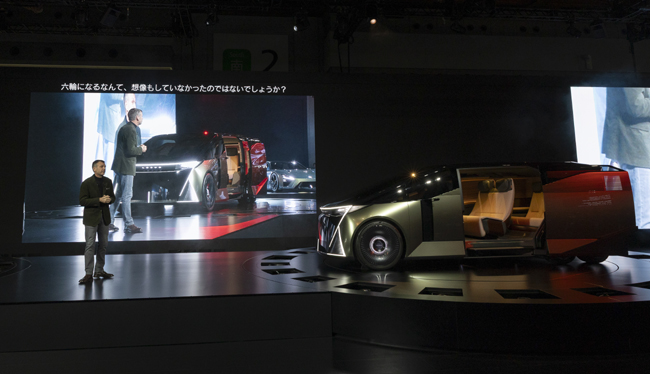 ▲ショーではレクサスのサイモン・ハンフリーズCBOが登壇。今後のブランド方針として「センチュリーがブランド化してトヨタの最高峰に立つことで、レクサスは“ラグジュアリーの中心”で、今まで以上に自由に進化し、クルマだけに留まらず、新しいサービスや体験、ライフスタイルを“DISCOVER”する」と表明