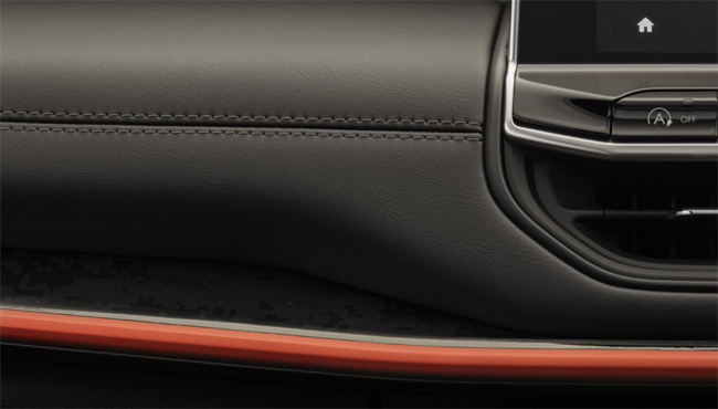 ▲ブラックの内装色を基調にレッドのアクセントを随所に採用。レッドステッチおよびレッドアクセント入り革巻きステアリングホイールやレッド/ブラックインテリアアクセントなどを特別装備する。日本導入モデルのハンドル位置は右