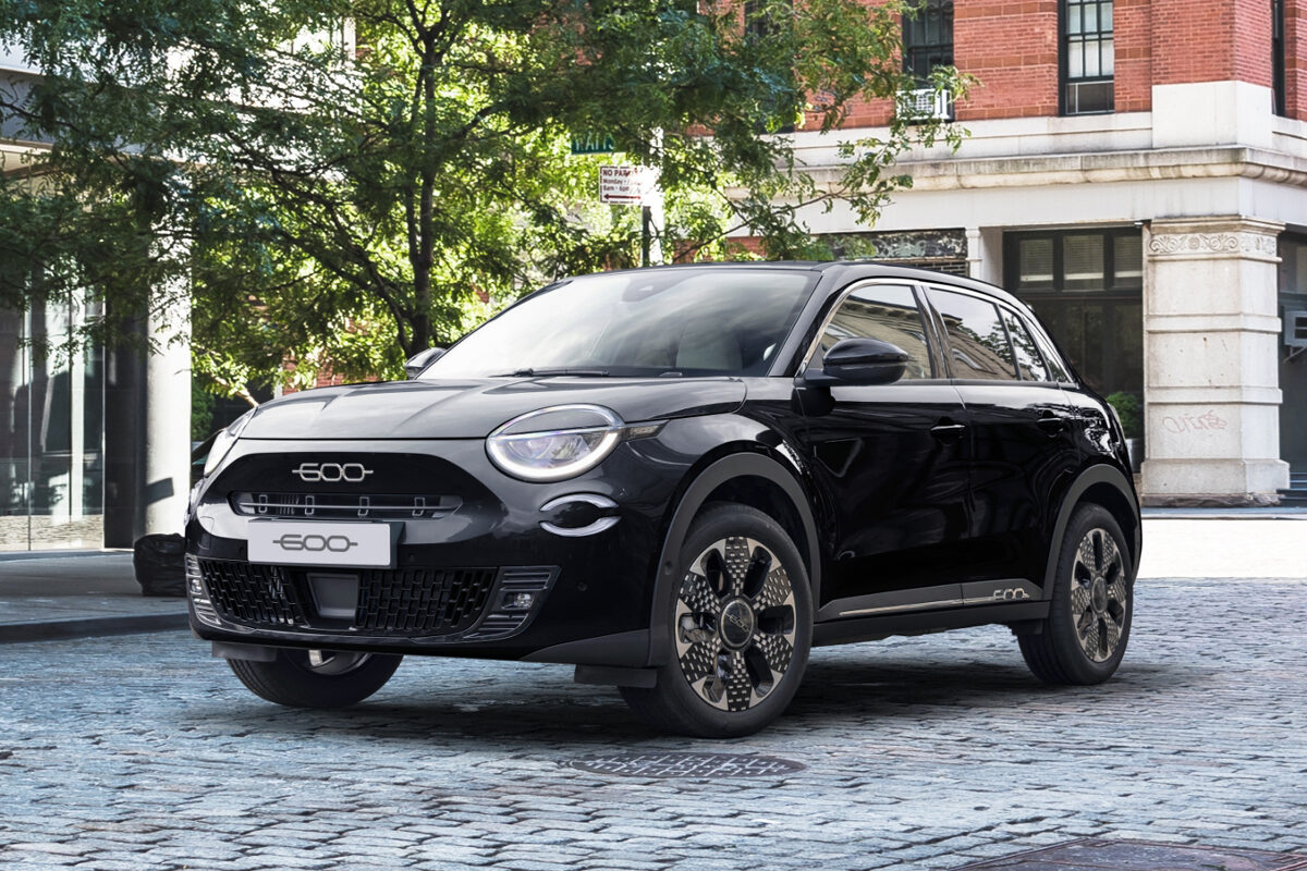 ブラックのボディカラーでシックにキメたフィアット600ハイブリッドの限定モデルが日本上陸