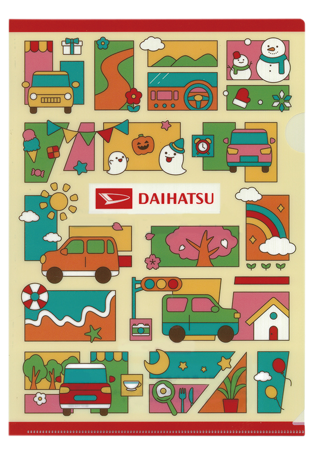 ダイハツのクリアフォルダーを3名に。雪だるまシーズンからハロウィーンの季節まで、日本の四季をめぐるやさしいタッチのイラストでデザインしたクリアファイルです。プラスチック廃棄物を回収し、ペレット化した再生ポリプロピレン素材100％で作られている環境に配慮した製品。エコマーク認定番号を取得しています。A4サイズで裏面には3台のハイト系Kカーのイラストがデザインされています。