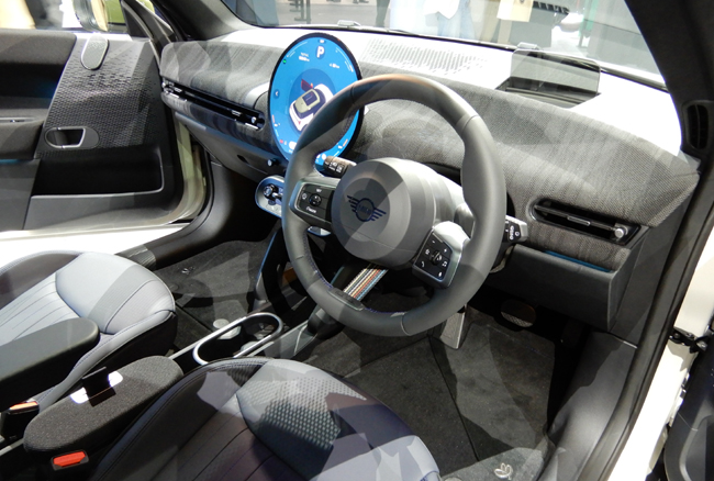 ▲ストライプパターンのポール・スミス・ファブリックのアクセントが際立つダッシュボードおよびドアトリムや、ポール・スミス氏が描いたうさぎをモチーフとしたデザインのリベットを配する専用フロアマットなどを特別装備。日本導入モデルのハンドル位置は右