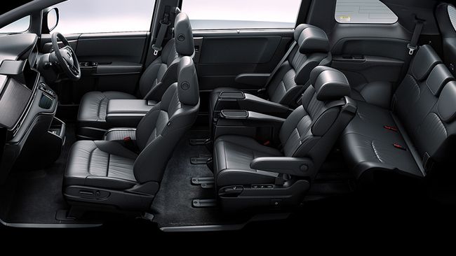 ▲e:HEVアブソルートEX・ブラックエディションはピアノブラックガーニッシュ付本革巻きステアリングホイールや黒木目調インストルメントパネル&フロントドアパネル&スライドドアパネル、本革シートなどを採用