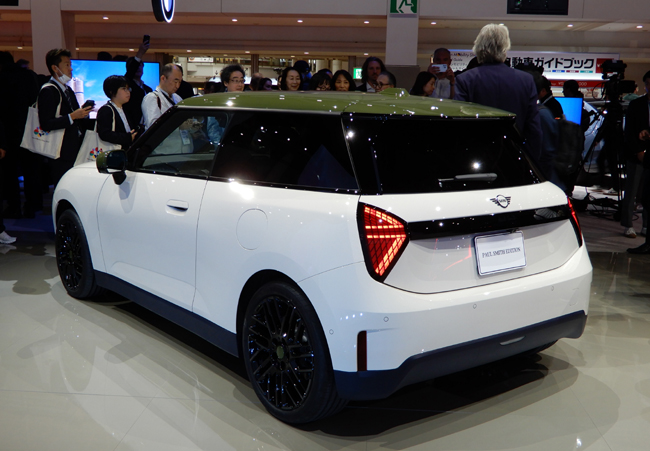 ▲ボディカラーは特別色のインスパイアードホワイト(写真)とステイトメントグレーという2タイプの特別色、通常モデルで人気色のミッドナイトブラックという3タイプを設定。ルーフはポール・スミス氏の故郷の町へのオマージュとして特別に調合したノッティンガムグリーンを採用