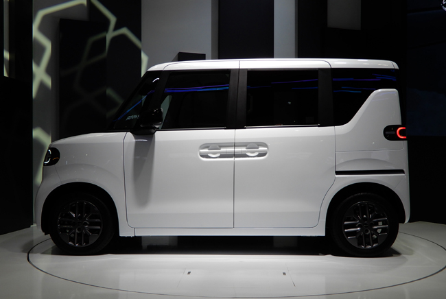 ▲BYD独自のEV技術を軽規格のボディに収めた「ラッコ」。日本の軽自動車で最も人気の高いスーパーハイトワゴンのスタイルを基調に、左右リアスライドドアを採用して利便性を高める。日本への導入は2026年夏を予告