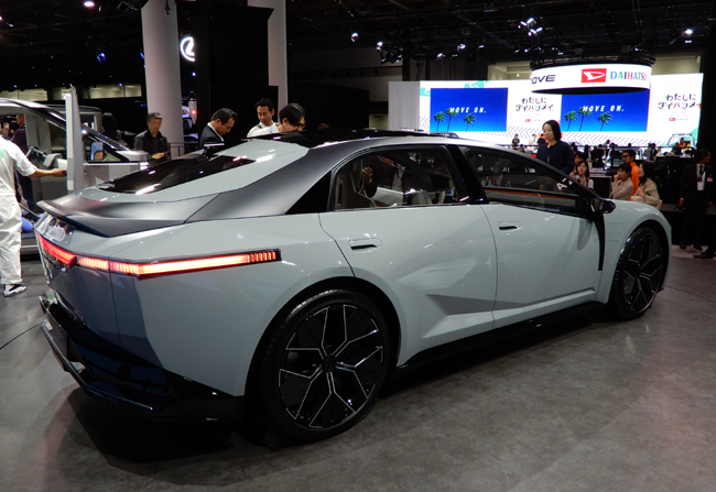 ▲キーワードに“マックスビジョン”“マックススペース”を掲げる世界初公開のカローラ コンセプト。流麗なルーフ造形を描くスポーティなセダンフォルムを基調に、ライトバーを組み込んだ新意匠のハンマーヘッドフェイスや、先進的かつ視認性の高い一文字のリアコンビネーションランプなどを配して、近未来的なスタイリングを演出する