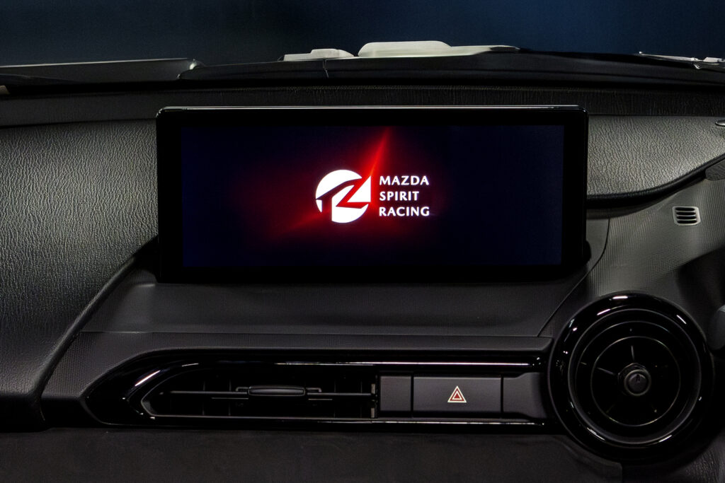 センターディスプレイに映し出されるMAZDA SPIRIT RACINGのロゴ
