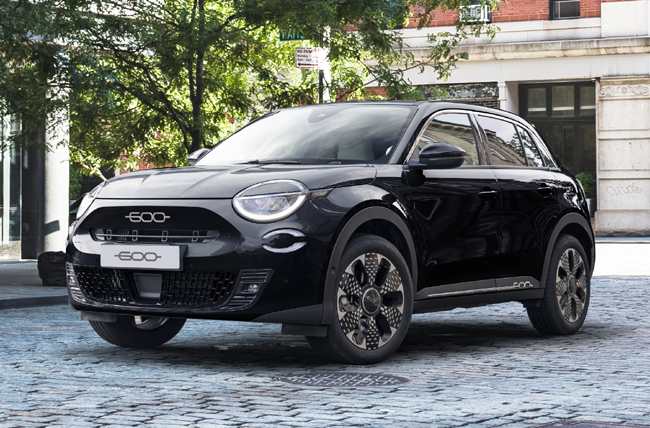 ▲フィアット600ハイブリッド ネロ チネマ 価格:441万円 全長4200×全幅1780×全高1595mm ホイールベース2560mm 車重1330kg WLTCモード燃費23.0km/リットル 販売台数は150台限定