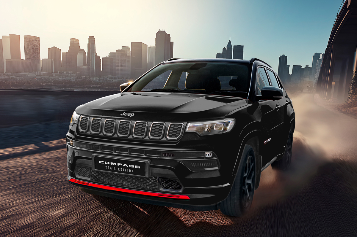 ブラック基調のボディカラーにシックなニュートラルグレーと鮮やかなレッドのアクセントが映えるジープ・コンパスの限定モデル「トレイル エディション」が日本発売