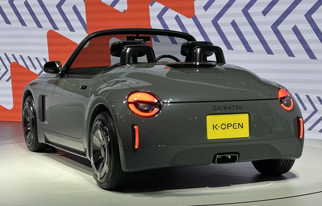 ▲ダイハツの次世代軽オープンスポーツの提案型となる「K-OPEN(コペン)」。従来のコペンのフロントエンジン・フロント駆動(FF)からレイアウトを一新し、より楽しい走行性能をもたらすフロントエンジン・リア駆動(FR)を採用する。ボディサイズは全長3395×全幅1475×全高1230mm/ホイールベース2265mmに設定。前後重量配分の最適化や軽量化、低重心化も図る