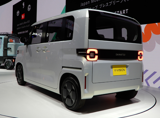 ▲次世代型の軽ハイトワゴンのコンセプトモデル「K-VISION」。基本骨格には将来の電動化を見据えた次世代DNGAプラットフォームを採用。パワートレインにはモーターとエンジンを同軸に直結配置し、PCUと機電一体化したトランスアクスルによって軽自動車サイズに小型・軽量化した新開発の第2世代e-SMART HYBRIDを搭載する。ボディサイズは全長3395×全幅1475×全高1680mm/ホイールベース2460mmに設定