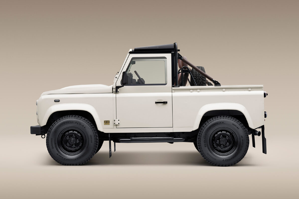 クラシックディフェンダーの日本限定モデル「クラシックディフェンダー・ワークスV8 ムロマチエディション」が登場