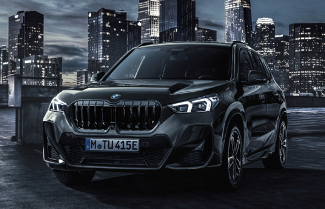 ▲BMW X1 sDrive18iエディション・シャドウ 価格:611万円 全長4500×全幅1835×全高1625mm ホイールベース2690mm 乗車定員5名 パワートレインには1498cc直列3気筒DOHC直噴ガソリンツインパワーターボエンジン(156ps/230Nm)+7速DCTを搭載