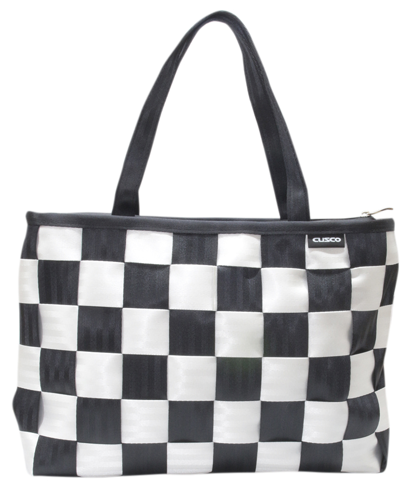 クスコ（CUSCO）ブランドのバッグを3名に。PTC CAR and DRIVER Racingは2025年10月に開催された第36回メディア対抗ロードスター耐久レース（メデ耐）に参戦し、4位でフィニッシュ。13番手スタートだったため、「最も順位を上げたチーム」を対象にしたクスコ賞を受賞しました。プレゼントのバッグはその副賞です。サイズは縦×横約30×40cm、マチは約10cm。