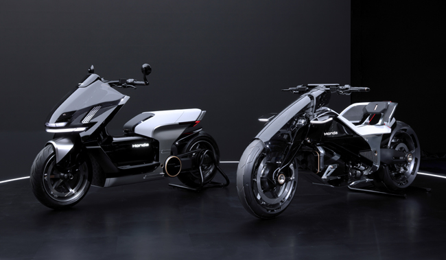 ▲2030年以降のモーターサイクルの新しいあり方を提案する電動二輪車のコンセプトモデル「EV OUTLIER Concept」(写真・右)を世界初公開。都市型電動モビリティのコンセプトモデル「EV Urban Concept」(同・左)も展示する