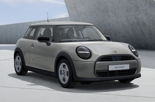 ▲ミニ・クーパー Cセレクト 価格:365万円 全長3875×全幅1745×全高1455mm ホイールベース2495mm 車重1280kg 乗車定員4名 WLTCモード燃費16.3km/リットル 写真のボディカラーはメルティングシルバーⅢ
