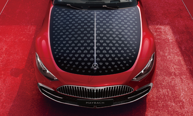 ▲ボンネットマスコットにはフロントからリアにかけて中央を走るクロームフィンを施し、ボディのメリハリ感を強調。オブシディアブラックのボンネットにはグラファイトグレーのマイバッハパターンをオプションで組み込むことを可能