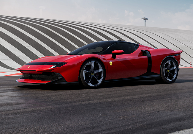 フェラーリ849テスタロッサ。849テスタロッサは「500TR」登場70周年を記念したメモリアルモデル。クーペと電動オープンのスパイダーを用意。「849」は8気筒エンジンと、1気筒当たりの排気量(499cc)を意味する。駆動方式は前輪をモーターで駆動する4WD