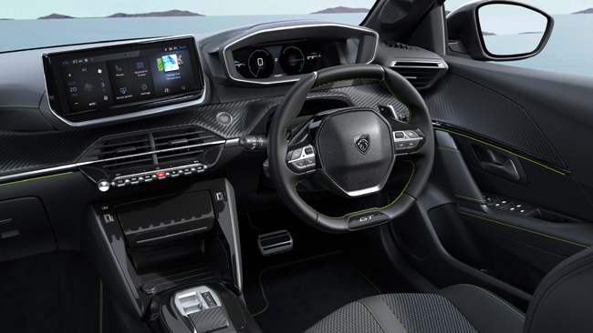 ▲3DデジタルヘッドアップインストルメントパネルやPEUGEOT i-Connectおよび10インチタッチスクリーン、革巻小径GTスポーツステアリングホイールを標準装備。日本導入モデルのハンドル位置は右