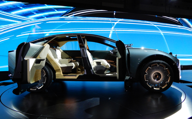 ▲上質でフォーマルな佇まいと動的なエモーショナルさの両立を果たした「LS COUPE CONCEPT」。ドライバーは走る楽しさを、同乗者は後席でくつろぐ喜びを発見できる、相反するものの調和という二律双生を具現化する