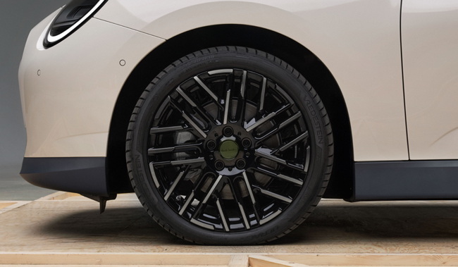 ▲足もとにはダークスティールで淡いクリアコーティングを施した18インチアロイホイール ナイトフラッシュスポークを装着。センター部にはノッティンガムグリーンのカラーにPaul Smithロゴを入れた専用センターキャップを組み込む