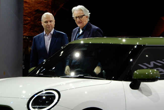 ▲ジャパンモビリティショー2025では来日したポール・スミス氏(写真・右)自らが、ミニ・ポール・スミス エディションの実車を紹介。左は進行を務めたBMW AGカスタマー・ブランド・セールス担当取締役のヨッヘン・ゴラー氏