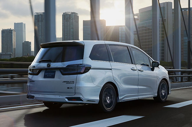 ▲パワートレインにはLFB11型1993cc直列4気筒DOHC16V・i-VTECエンジン(145ps/17.8kg・m)+H4型走行用モーター(135kW/315Nm)/発電用モーター+リチウムイオン電池+電気式無段変速機で構成する2モーターハイブリッドのe:HEVシステムを搭載