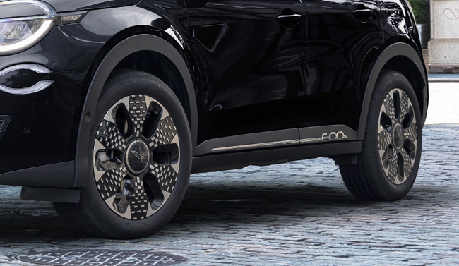 ▲ボディカラーにブラックの特別色「ネロ チネマ」を採用。写真上よりピクセルパターン入りのフロントグリルやリアコンビネーションランプ、18インチダイヤモンドカットアルミホイールなどともに、クラシカルで洗練されたルックスを創出する