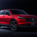 ホンダ・ヴェゼルe:HEV RS　価格：374万8800円（FF）／396万8800円（4WD）。RSは意のままの走りを追求したローダウンサス採用。内外装は精悍な印象