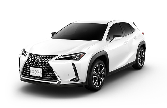▲レクサスUX300h“version L”(2WD) 価格:549万2000円 全長4495×全幅1840×全高1540mm ホイールベース2640mm 車重1520kg 乗車定員5名 WLTCモード燃費26.3km/リットル 写真のボディカラーは新たに追加されたホワイトノーヴァガラスフレーク